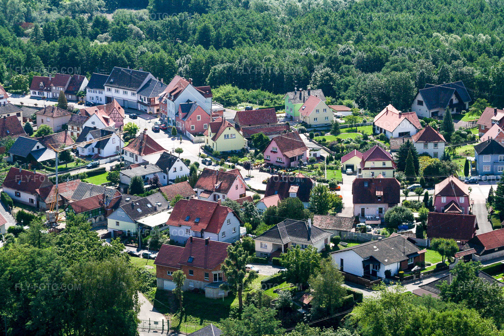 Aerial view: Rue des Roses in Lauterbourg in the state Bas-Rhin, France. – Photo: IMG_3599.jpg taken on 08/31/2006 by Werner Riehm/FLY-FOTO.com – Resolution of the original: 3456 x 2304 px