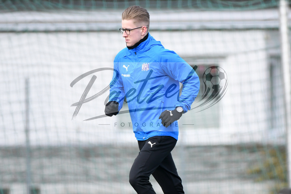 20200302_TRAOSN_0038 | Fussball, Herren: Physiotherapeut Jannik Weber (VfL Osnabrueck) schaut waehrend der Trainingseinheit des VfL Osnabrueck im Sportpark Illoshoehe am 02.03.2020 in Osnabrueck, Deutschland. - Realisiert mit Pictrs.com