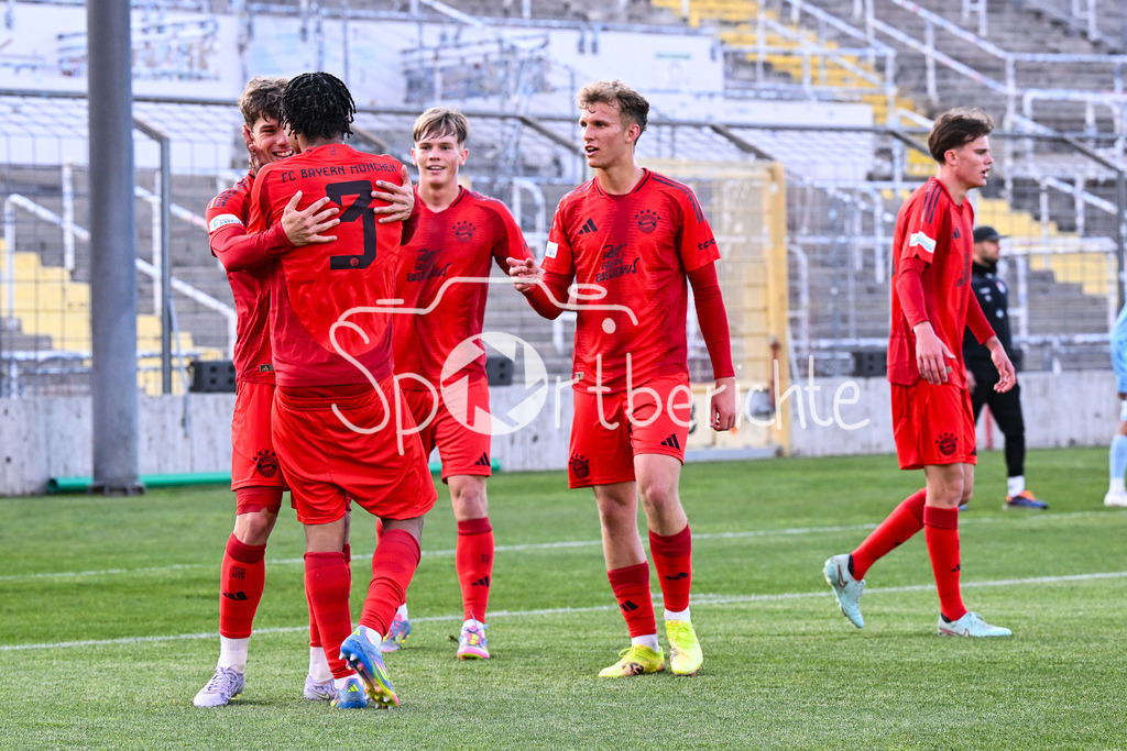 FC Bayern Amateure - Türkgücü München | Jubel der Bayern Amateure nach dem Treffer zum 3-0 durch Julien YANDA (FC Bayern München II #3) / Tor / Torschuetze / Freude / Happy / Regionalliga Bayern: FC Bayern Muenchen II - Tuerkguecue Muenchen, Gruenwalder Stadion am 09.05.2025