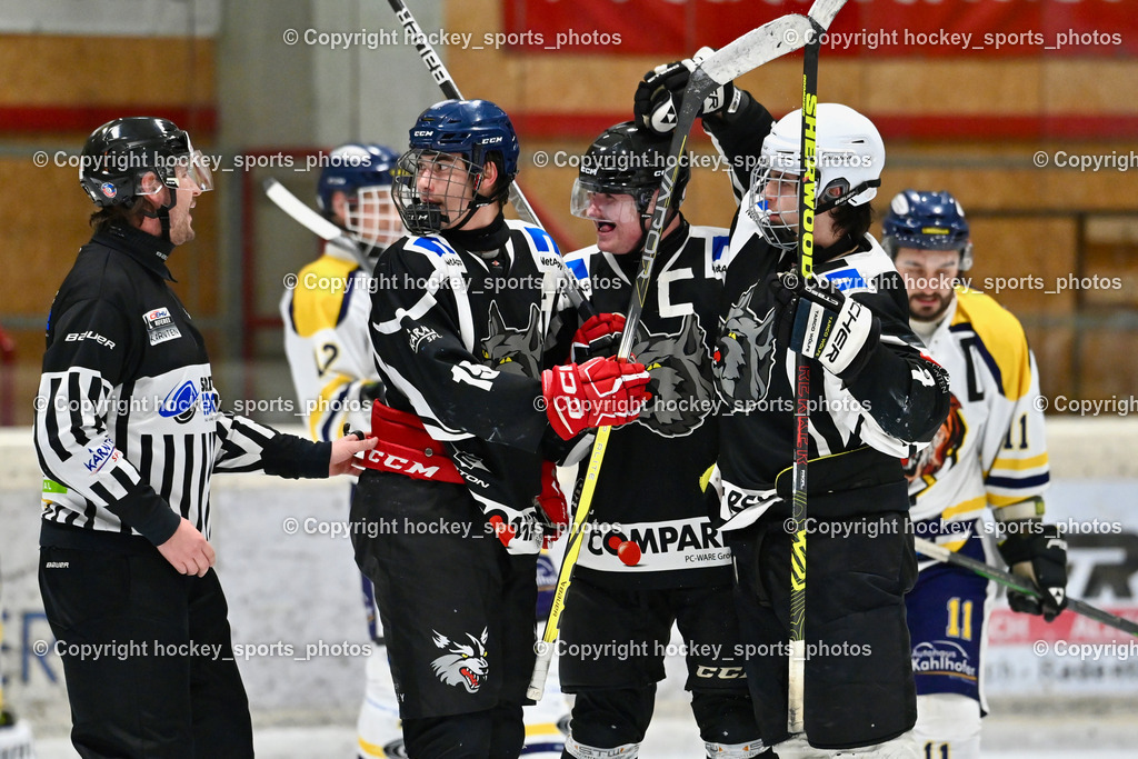 EC Tigers Paternion vs. Tarco Wölfe II | EICHER Herbert Referee, #19 Werner Maximilian Tarco Wölfe II, Jubel Marco Wölfe II Mannschaft, #8 Konrad Simon Tarco Wölfe II, #4 Halbrainer Paul Tarco Wölfe II, EC Tigers Paternion vs. Tarco Wölfe II, EC Tigers Paternion vs. Tarco Wölfe II am 19.12.2024 in Spittal an der Drau (Eissportzentrum Spittal), Austria, (Photo by Bernd Stefan)