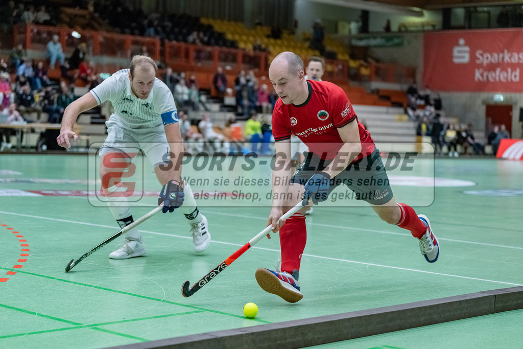 HK_20231216_107447 | 1. Bundesliga Herren  Crefelder HTC - Blau Weiß Köln am 16.12.2023 Sporthalle Glockenspitz, Krefeld , Lars Schulte ( Blau Weiß Köln #14 ) , Ehling Jonathan ( Crefelder HTC #22 )