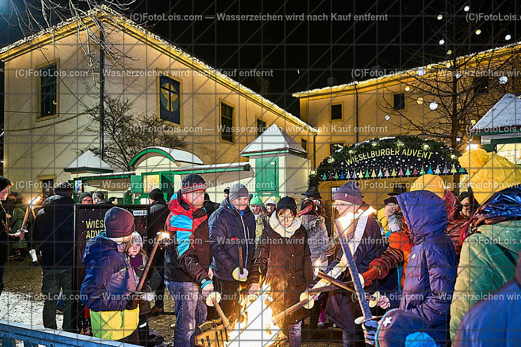 ALP9366_Wieselburger ADVENT_Wintersonnenwende_Fackeln | (C)FotoLois.com, Alois Spandl, Wieselburger Advent, Wintersonnenwendfeier mit Umzug durch die Stadt, Sonnenwendfeuer und Perchtenlauf mit Show im Schlosspark, Mitwirkung der Partnergemeinde EINBECK, Sa 17. Dezmber 2022.