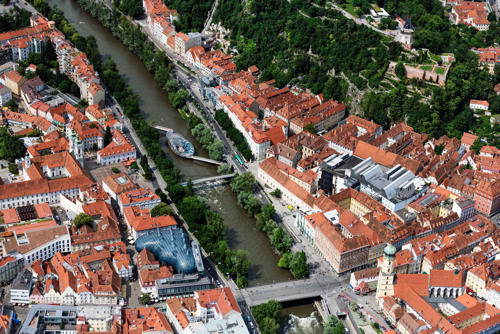 dr__0092518.jpg | GRAZ 14.06.2022 Ortskern am Uferbereich des Mur - Flußverlaufes in Graz in Steiermark, Österreich. 