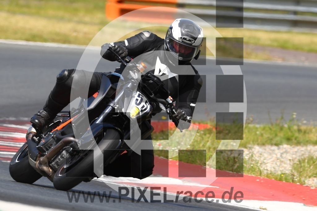 0055-20250616_01656 | Schöne Erinnerungen an spannende Momente - das festzuhalten ist unser Job. PIXELrace.de ist seit 2003 auf den Rennstrecken Europas unterwegs um die Action draußen beim Fahren und die wunderbare Stimmung imm Fahrerlager für euch einzufangen.