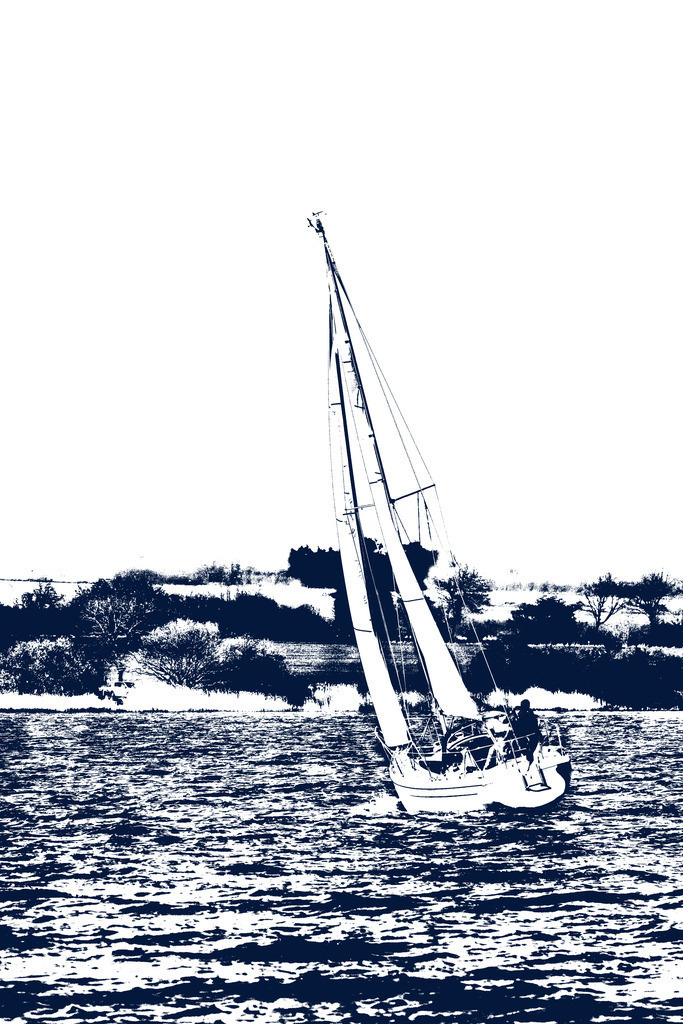 Photoart: Segelboot auf der Schlei | Dieses Wandbild im Querformat zeigt ein Segelboot auf der Schlei. Die dunklen Bereiche im Bild sind dunkelblau und die hellen Bereiche sind weiß.  - Realisiert mit Pictrs.com