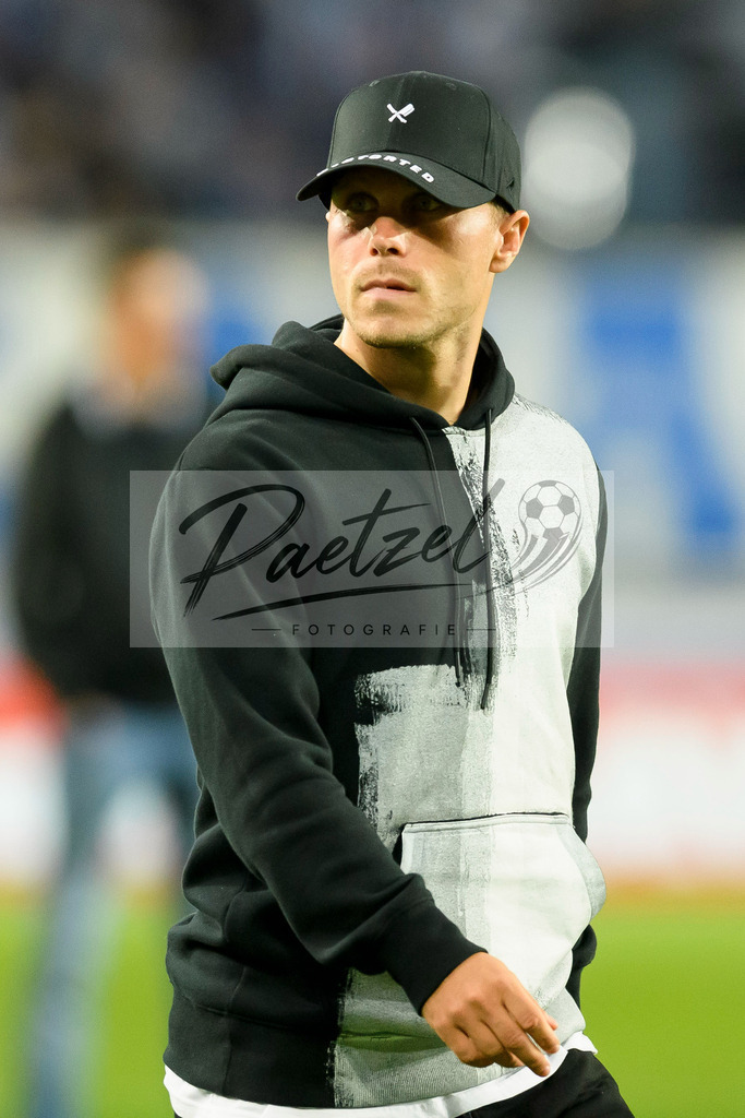 FCMFCK20210904_253 | Fussball, Herren: Nico Granatowski (1. FC Magdeburg) schaut beim Spiel der 3. Liga zwischen 1. FC Magdeburg und 1. FC Kaiserslautern in der MDCC-Arena am 04.09.2021 in Magdeburg, Deutschland.DFB / DFL REGULATIONS PROHIBIT ANY USE OF PHOTOGRAPHS AS IMAGE SEQUENCES AND/OR QUASI-VIDEO. - Realisiert mit Pictrs.com