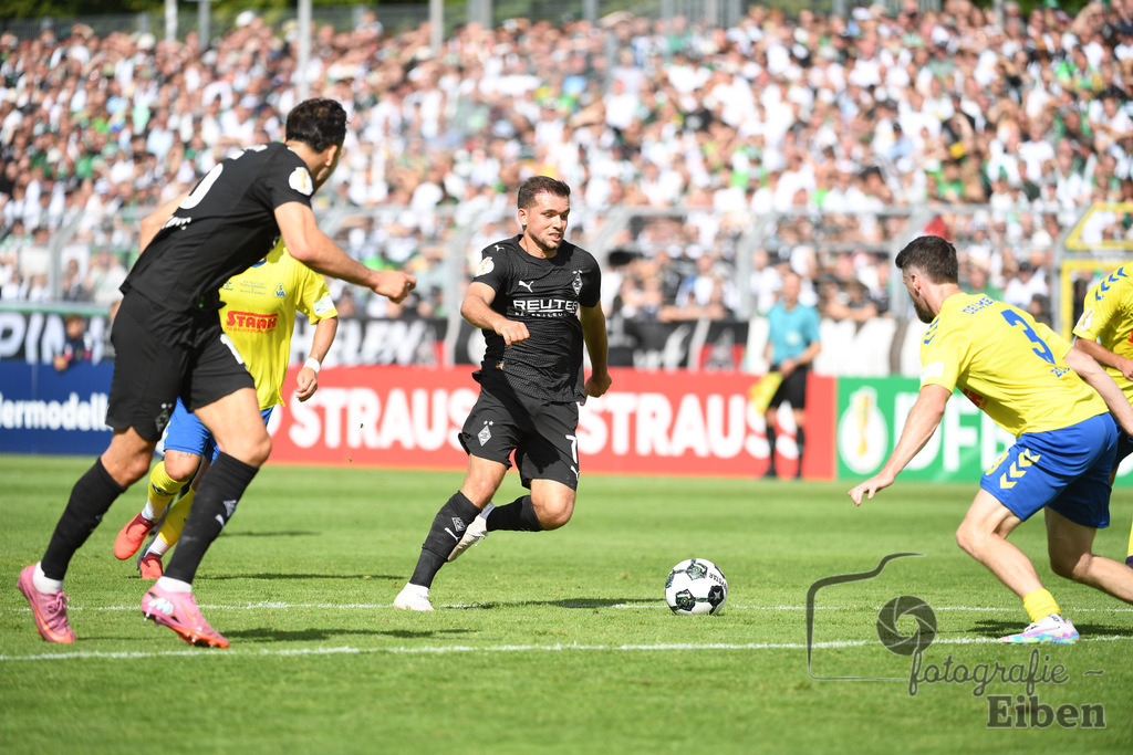 SV Atlas-Delmenhorst-Borussia Mönchengladbach | DFB-Pokal 1. Runde;SV Atlas Delmenhorst (gelb)-Borussia Mönchengladbach (schwarz) am 17.08.2025 in Oldenburg (Marschweg-Stadion), Photo: Philip Eiben 2025 - Realisiert mit Pictrs.com