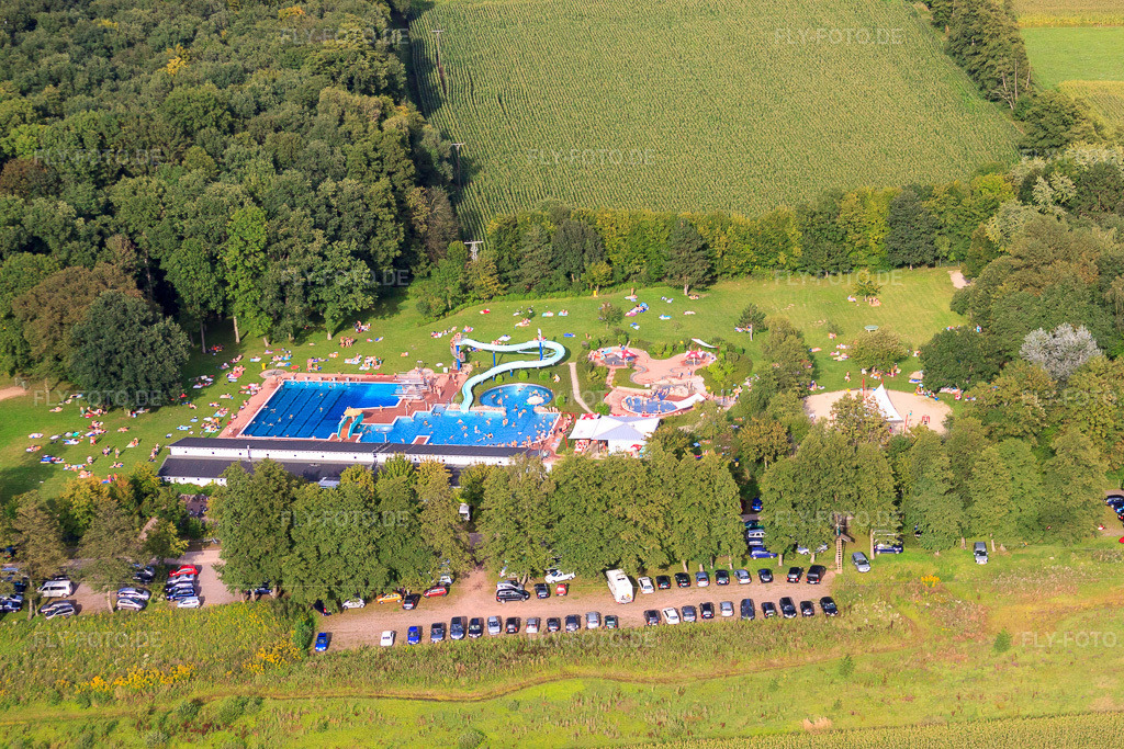 Luftbild: Waldschwimmbad Kandel mit vollen Liegewiesen und Becken in Kandel im Bundesland Rheinland-Pfalz in Deutschland. Foto: IMG_44011.jpg vom 17.08.2011 durch Werner Riehm/FLY-FOTO.deWaldschwimmbad | VG Kandel