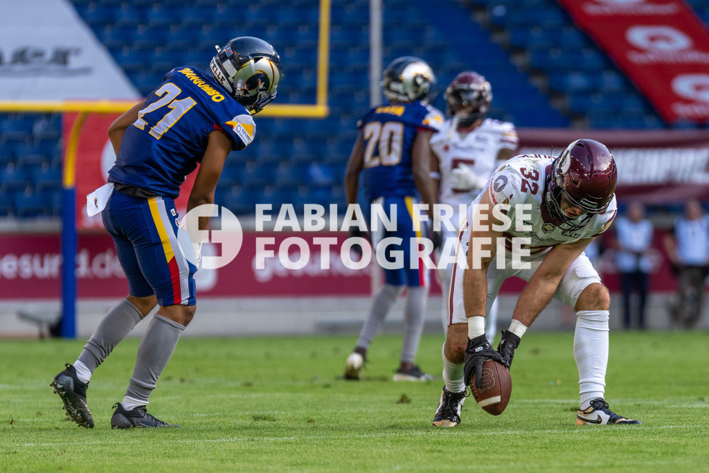 GER Rhein Fire vs. Alpine Rams, American Football, AFLE, Saison 2026, 01.08.2026 | Lukas Wiesbrock (Rhein Fire, #32) faengt den Ball, GER Rhein Fire vs. Alpine Rams, American Football, AFLE, Saison 2026, 01.08.2026Foto: Eibner-Pressefoto/Fabian Friese - Realisiert mit Pictrs.com
