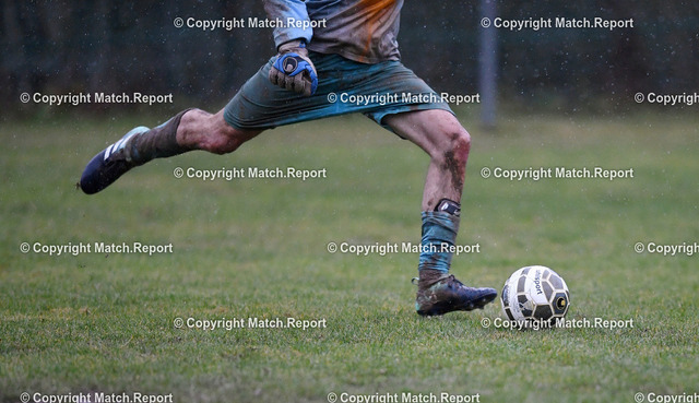 ulm | Fussball Kreisliga B 1  2018/2019   09.12.2018SV Fischingen - FC HorbBeine von Torwart Jannik Haegele (SV Fischingen) im MatschFOTO: ULMER PressebildagenturxxNOxMODELxRELEASExx