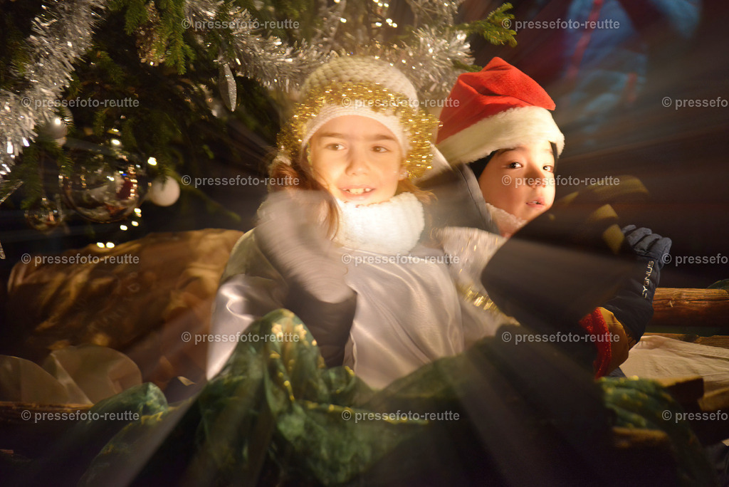 -news-2022-Dez05-Nikolo-Einzug-Lechaschau-WTV_6318 | Info aus dem Bezirk Reutte/Ausserfern Tirol sowie eine umfangreiche Bilddatenbank über die gesamte Region: Lechtal, Talkessel Reutte, Tannheimertal, Zwischentoren. Lech, Plansee, Zugspitze, Grenztunnel, B179, Fernpassstraße, Verkehr, Lawinen, Tradition, - Realisiert mit Pictrs.com