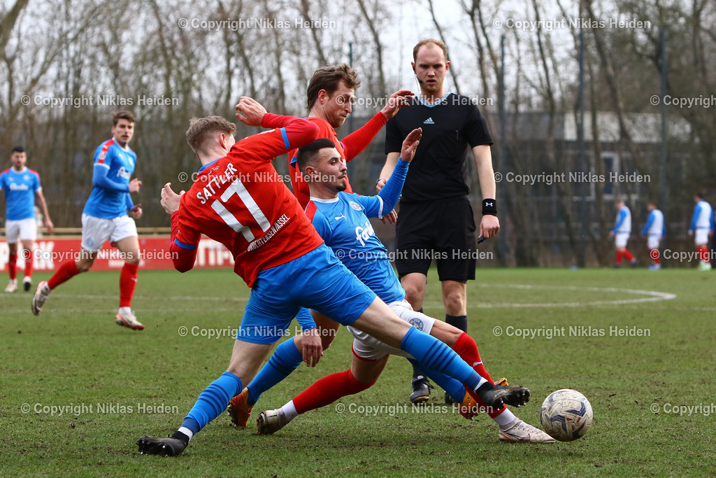 NH_HolsteinKielU23_SVDrochtersenAssel_RegionalligaNord_02032024 | #27 Stanislav Fehler (Holstein Kiel U23), #17 Martin Sattler und #6 Ville Matti Steinmann (SV Drochtersen/Assel)

Regionalliga Nord I 24. Spieltag I 02.03.2024