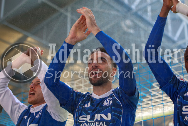 19.04.2026, GER, Fussball, Herren, 2. BL, Saison 2025/2026, FC Schalke 04 - Preußen Münster | Kenan Karaman (S04) Schlussjubel, jubelt nach dem Sieg 