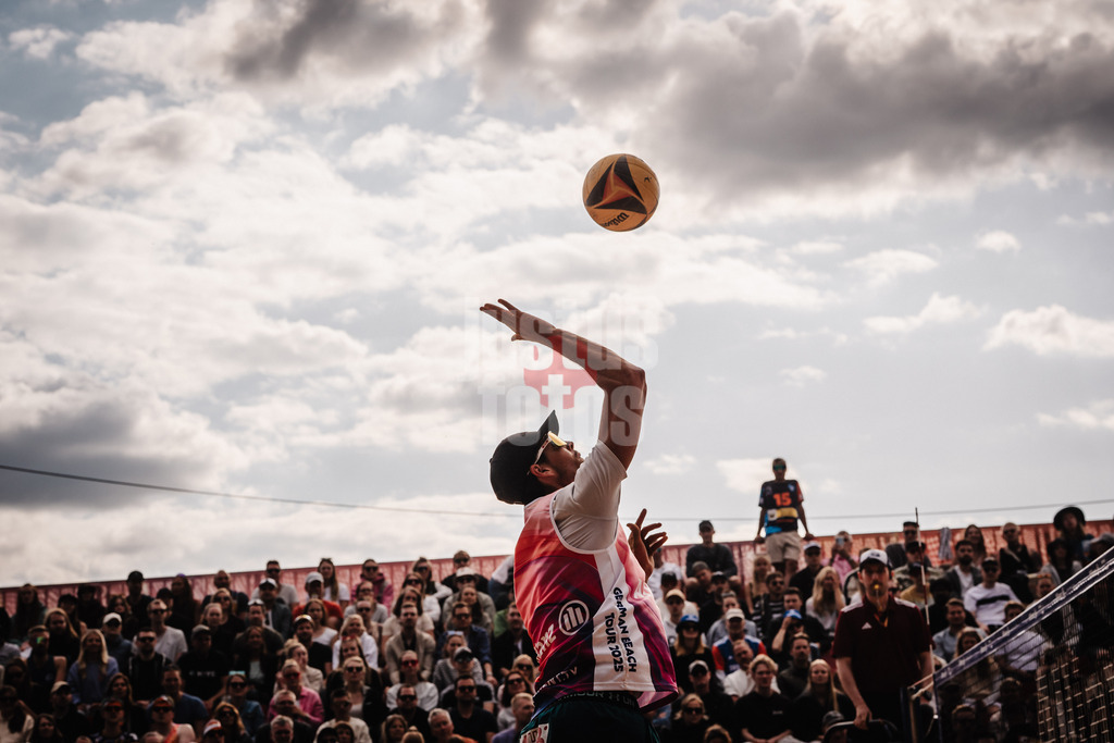 Beachvolleyball | Männer | Allianz German Beach Tour 2025 | Tourstop Düsseldorf | 17.05.2025 | Niklas Held beim Angriff