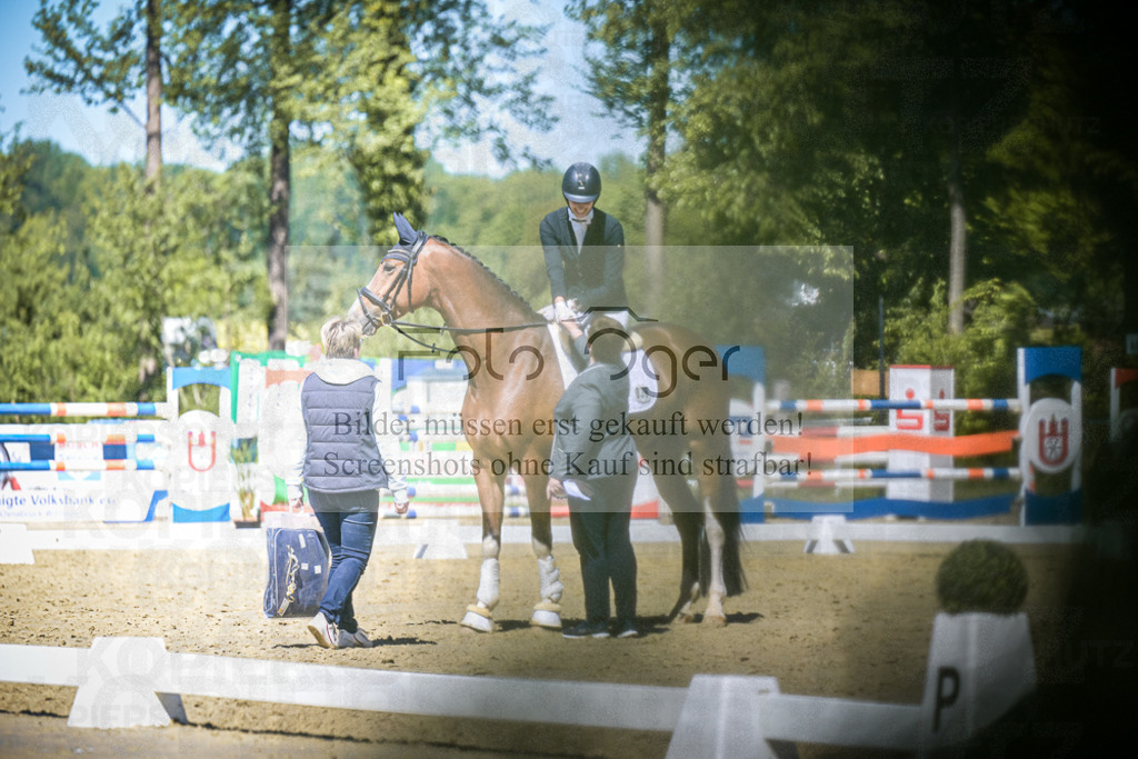 DOS_6641 | Entdecke hochwertige Reitturnierfotos von Foto Oger. Professionell, emotional und authentisch – jetzt Lieblingsmomente im Shop bestellen.Deutschlandweite Turnierfotografie. - Realisiert mit Pictrs.com