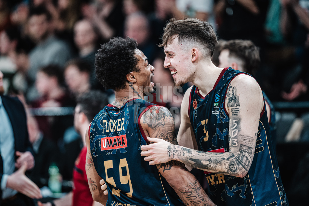 Basketball | Männer | Saison 2023/2024 | BKT EuroCup | Veolia Towers Hamburg vs. Umana Reyer Venice | 06.02.2024 | v.l. Rayjon Tucker (#59, Umana Reyer Venice) und Kyle Wiltjer (#33, Umana Reyer Venice) freuen sich nach dem Sieg