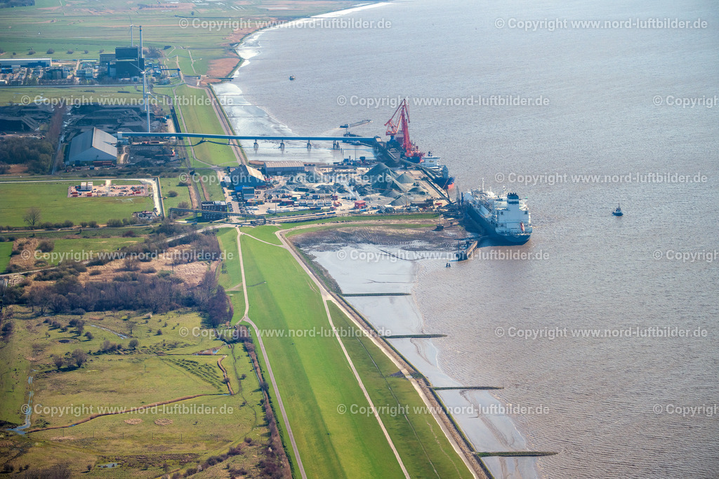 Brunsbüttel_LNG_Anleger_Schiff_Högh_Gannet_Singapore_ELS_2453060423 | BRUNSBüTTEL 06.04.2023 Hafenanlagen am Ufer des Fluß- Verlaufes der Elbe an der Straße Elbehafen in Brunsbüttel im Bundesland Schleswig-Holstein. Weiterführende Informationen bei: Brunsbüttel Ports GmbH. // Port facilities on the banks of the river course of the Elbe in Brunsbuettel in the state Schleswig-Holstein. Further information at: Brunsbuettel Ports GmbH. Foto: Martin Elsen