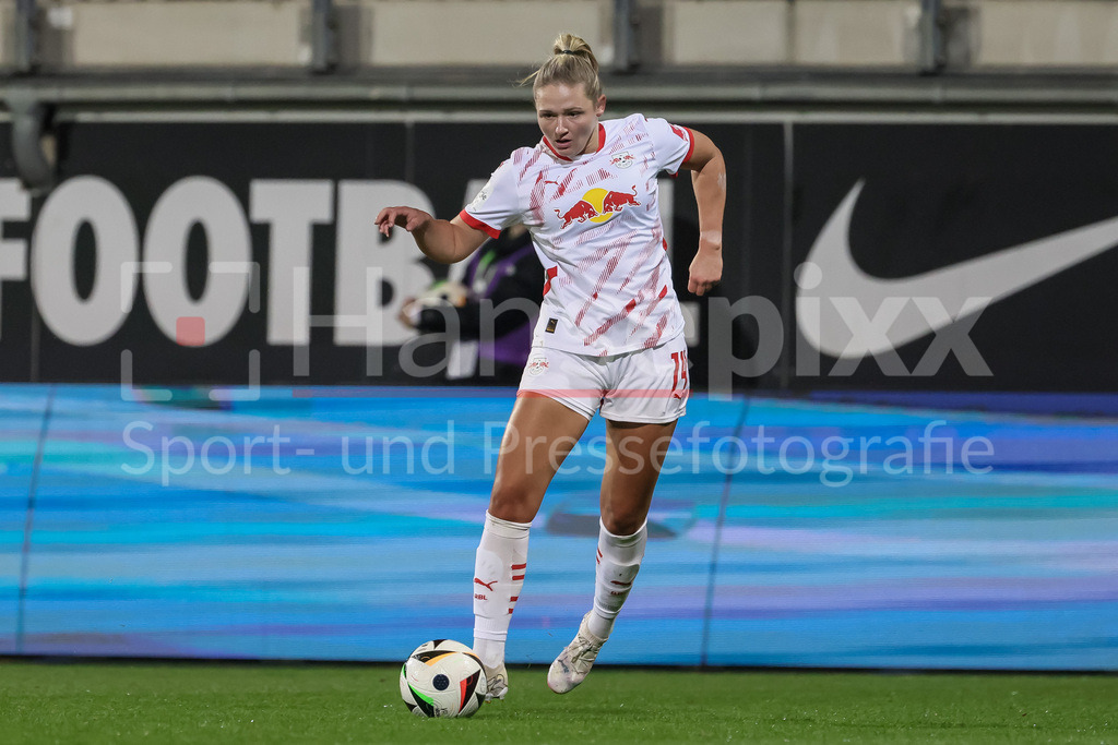 Fussball, Google Pixel Frauen-Bundesliga, VfL Wolfsburg - RB Leipzig | v.li.: Marleen Schimmer (RB Leipzig, 14) am Ball, Freisteller, Einzelbild, Ganzkörper, Aktion, Action, Spielszene, DIE DFB-RICHTLINIEN UNTERSAGEN JEGLICHE NUTZUNG VON FOTOS ALS SEQUENZBILDER UND/ODER VIDEOÄHNLICHE FOTOSTRECKEN. DFB REGULATIONS PROHIBIT ANY USE OF PHOTOGRAPHS AS IMAGE SEQUENCES AND/OR QUASI-VIDEO.