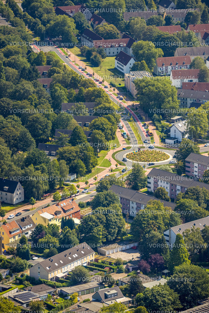 Gladbeck240806011 | Luftbild, Straßenverkehr und bepflanzter Kreisverkehr Horster Straße und Wiesmannstraße, rot markierzer Radweg, Gladbeck Schriftzug in bunten Großbuchstaben mit Skulptur Alwine, Brauck, Gladbeck, Ruhrgebiet, Nordrhein-Westfalen, Deutschland