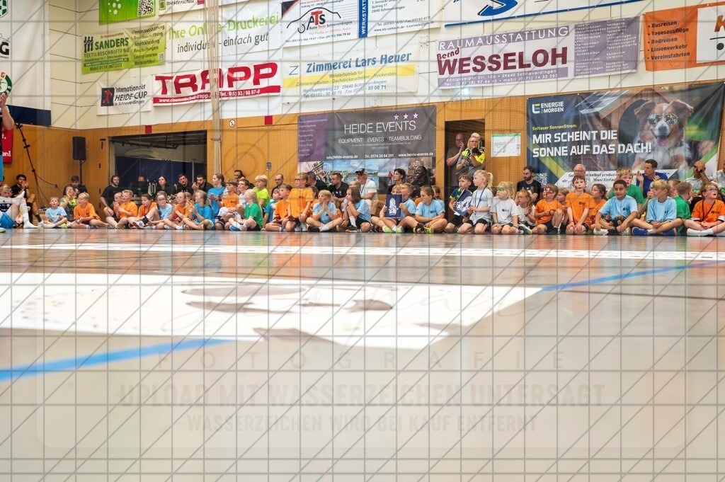 IHC 2026 - TSV Hannover-Burgdorf vs. HC Hamburg | Einlaufkinder; IHC 2026 - TSV Hannover-Burgdorf vs. HC Hamburg am 09.08.26 in Sporthalle KGS, Schneverdingen - Realisiert mit Pictrs.com