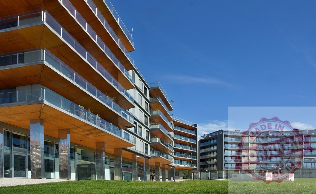 Modern apartment buildings architecture with balconies and green lawn. Aveiro - Portugal | Modern residential buildings with balconies and surrounding green lawn on a sunny day - Realisiert mit Pictrs.com