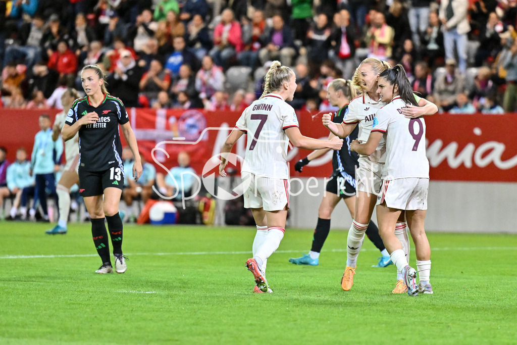 FC Bayern München Frauen - Arsenal London Frauen | Jubel nach dem Treffer zum 1-1 durch Glodis VIGGOSDOTTIR (FCB #4) / Freude / happy / Tor / torschuetzin / UEFA Womens Champions League: FC Bayern München Frauen - Arsenal London Frauen, FC Bayern Campus am 09.10.2024