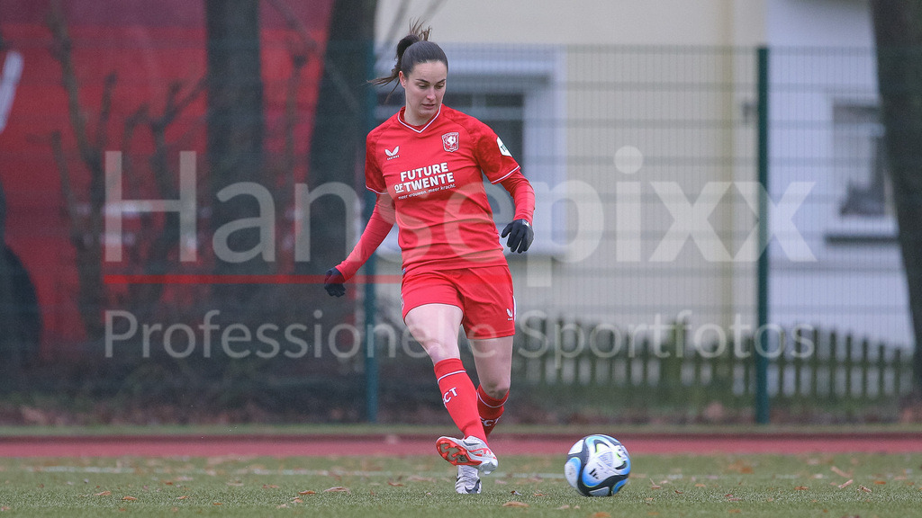 Fussball, Testspiel Frauen, SV Werder Bremen - FC Twente Enschede | v.li.: Caitlin Dijkstra (FC Twente Vrouwen, 4) am Ball, Freisteller, Einzelbild, Ganzkörper, Aktion, Action, Spielszene