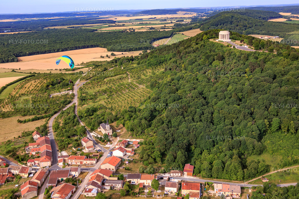Aerial view: American War Memorial Butte de Montsec in Montsec in the state Meuse, France. – Photo: IMG_083305.jpg taken on 07/12/2015 by Werner Riehm/FLY-FOTO.com – Resolution of the original: 5472 x 3648 px – Montsec American Monument - American Battle Monuments Commission (ABMC)