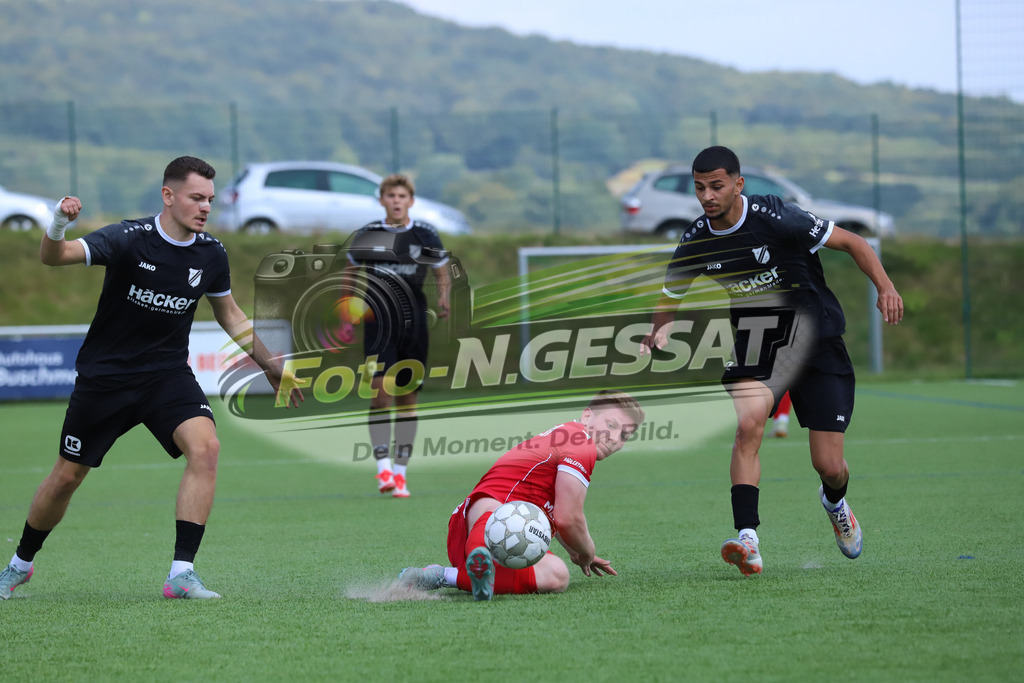 SV Rödinghausen II - FC Preußen Espelkamp | Auf dem Bild zu sehen: schwarz SV Rödinghausen II v.l.: Arvin Moulai, Ziad Nas Baris  ; rot FC Preußen Espelkamp: Rene FreimuthSV Rödinghausen II, FC Preußen Espelkamp, Saison 25/26, Westfalenliga, Rödinghausen, Deutschland - Realisiert mit Pictrs.com