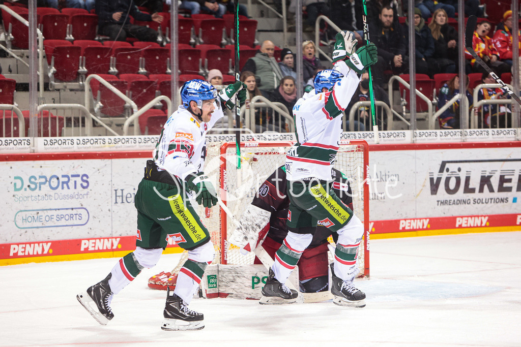 Duesseldorfer EG - Augsburger Panther | Die Geaste jubeln ueber den Treffer zum 0-1 durch Marcel BARINKA (AEV #71)