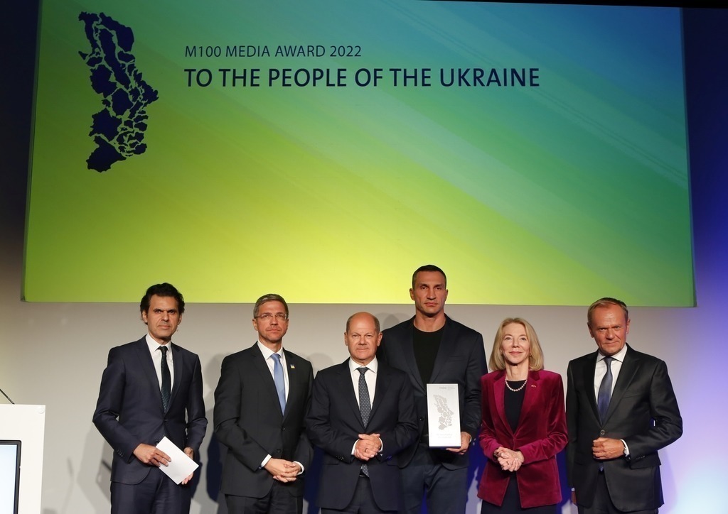 M100 Media Award: „Preis der europäischen Presse“ in Potsdam für das Ukrainische Volk verliehen. | Mit dem M100 Media Award, der sich als „Preis der europäischen Presse“ versteht, wird in diesem Jahr das Ukrainische Volk ausgezeichnet. Die Auszeichnung nimmt stellvertretend Wladimir Klitschko in der Orangerie im Park Sanssouci entgegen. Das Bild zeigt Mike Schubert, Olaf Scholz,Wladimir Klitschko, US-Botschafterin Amy Gutmann und Donald Tusk.