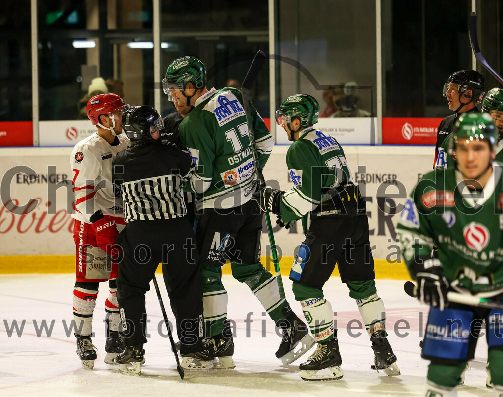 2023-10-20_086_TSV_Erding_gegen_EHC_Klostersee | Erding, Deutschland, 20.10.2023:.Eishockey, Bayernliga Vorrunde 2023 / 2024, 2. Spieltag, TSV Erding gegen EHC Klostersee, Endergebnis: ..Nicolai Quinlan (EHC Klostersee, #7), Elia Ostwald (Erding Gladiators, #17), Philipp Michl (Erding Gladiators, #77)..Foto: Christian Riedel / fotografie-riedel.net