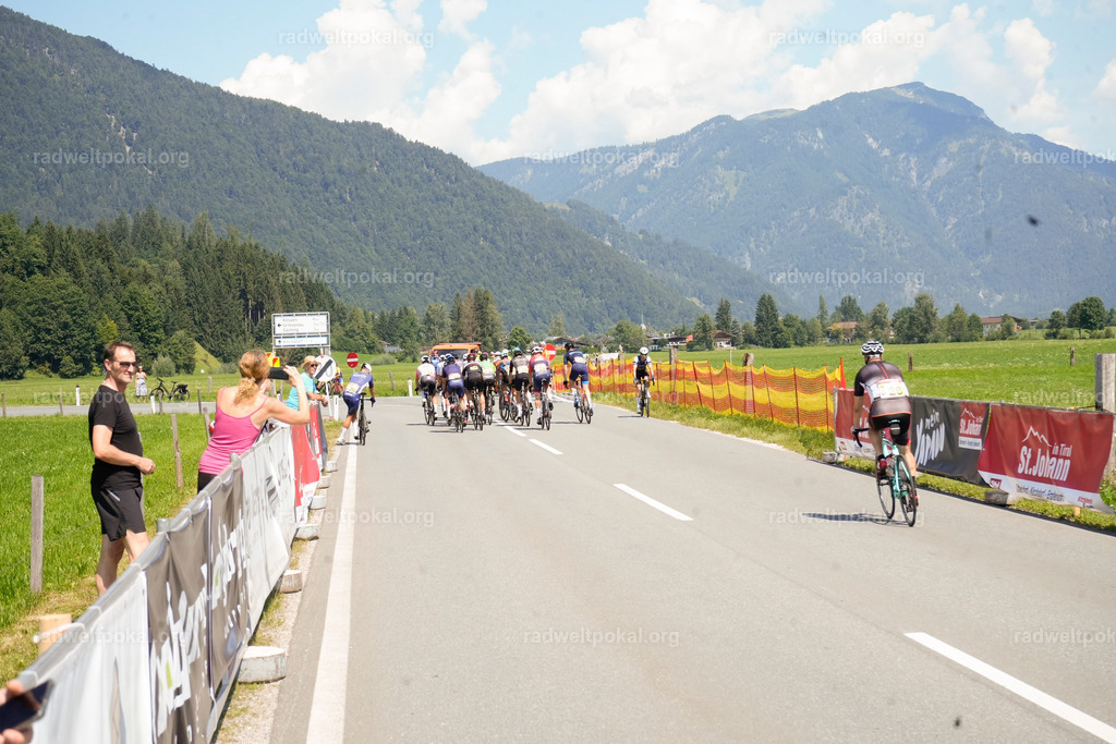 214_20230817_Bewerb_Maenner_Muehlanger | AUT - OESTERREICH, 2023-08-16: SPORT RENNRAD-FAHREN - 55. INTERNATIONALER RADWELTPOKAL IN ST. JOHANN IN TIROL  - Vintage-Radrennen mit WM-Bronze-Medaillen-Siegerin Christina Schweinberger, den Teilnehmer und Alexander Baumann (vom Orginastions-Team) - TAG 2 BEWERB MAENNER IN SECHS GRUPPEN  ; Foto: Roland Muehlanger