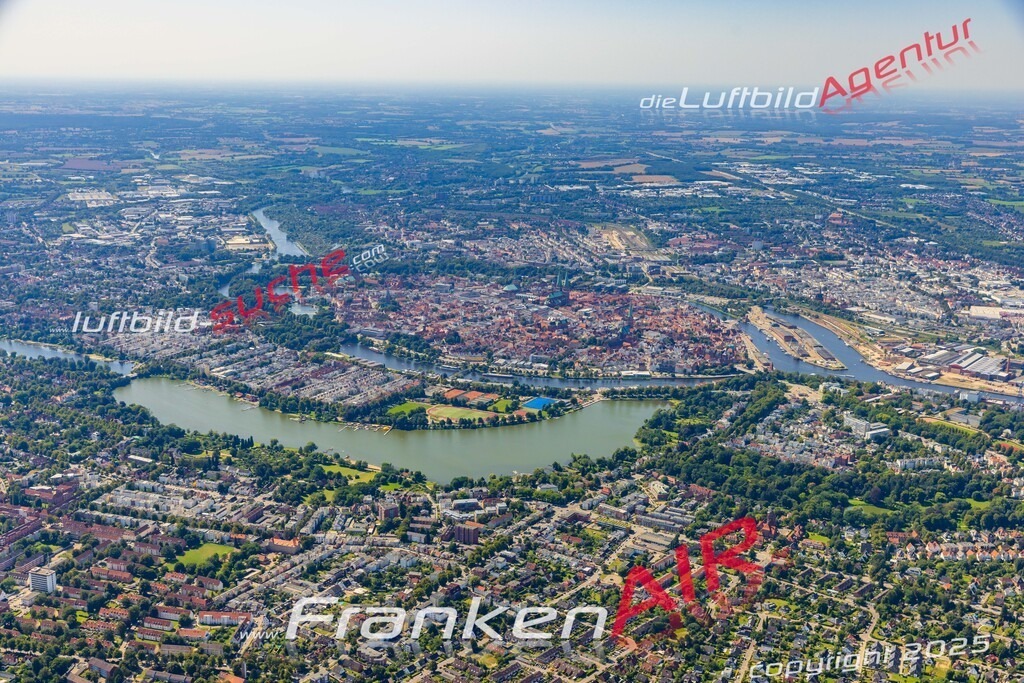Schrägluftbild  Marli Wakenitz  Lübeck - Das Luftbild wurde 2025 vom UL-Flugzeug heraus erstellt (ohne Drohne- keine Drohnenaufnahme ) - Hochauflösende Luftaufnahme -Nicht vergleichbar mit Google Maps oder Satelittenbilder- Die Geschenkidee !Mit Lizenz und Bildrechte bestellbar