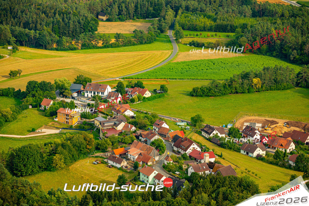 Das Luftbild zeigt : Hühnerloh Gößweinstein - Die Luftaufnahme wurde 2024 vom UL-Flugzeug aus erstellt ( keine Drohne ) - Hochauflösende Luftaufnahme - Für grossformatige Ausdrucke geeignet. Die Geschenkidee !Mit Lizenz und Bildrechte bestellbar