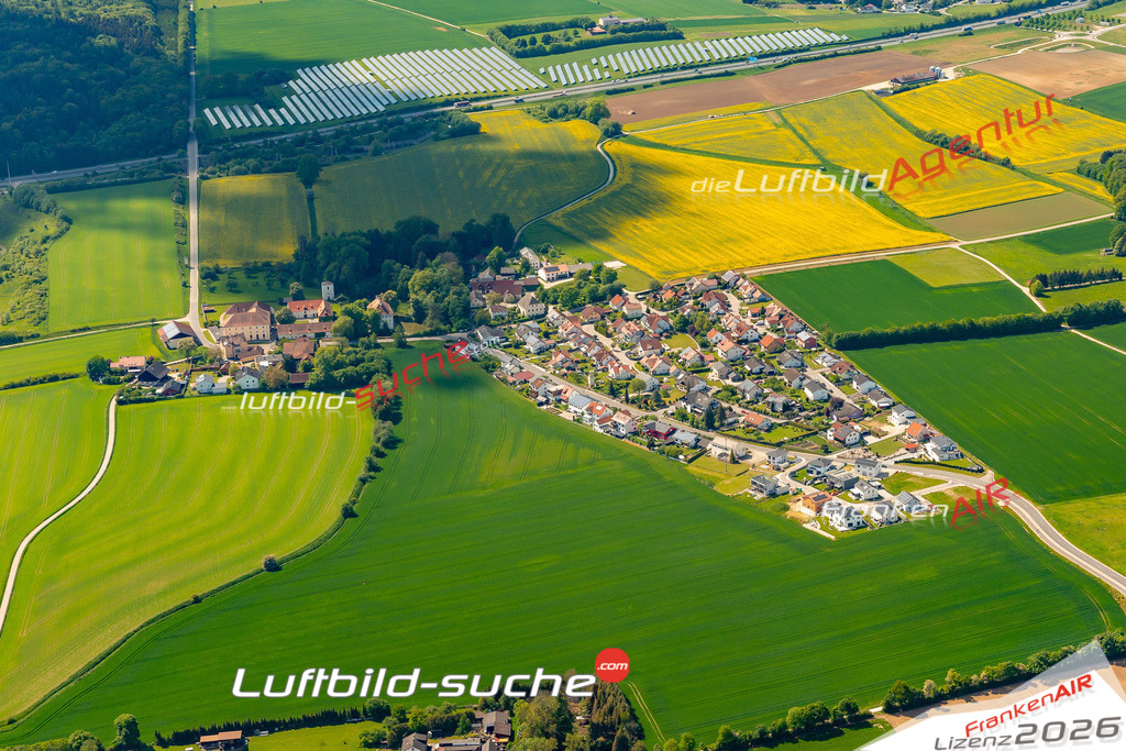 Das Luftbild zeigt : Schönbrunn Denkendorf - Die Luftaufnahme wurde 2024 vom UL-Flugzeug aus erstellt ( keine Drohne ) - Hochauflösende Luftaufnahme - Für grossformatige Ausdrucke geeignet. Die Geschenkidee !Mit Lizenz und Bildrechte bestellbar
