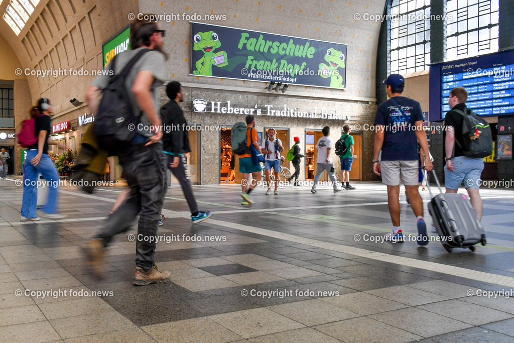 Deutschland_ Baden-Wuerttemberg_ Karlsruhe_ 21.08.2025-30 | 21.08.2025, Deutschland, GER, Baden-Wuerttemberg, Karlsruhe im Bild Themenbild, Karlsruhe, Hauptbahnhof, Reisende, Zugverkehr, Bahnhofshalle, Ankunft, Abfahrt, Gleise, Fernverkehr, Nahverkehr, Bahnreisende, Pendler, Koffer, Mobilitaet, Fahrplaene, Wartebereich, Reisezentrum, Ticketkauf, Bahninfrastruktur, Reiseatmosphaere, oeffentlicher Verkehr, Menschen, Tourismus, Feature, Symbolbild