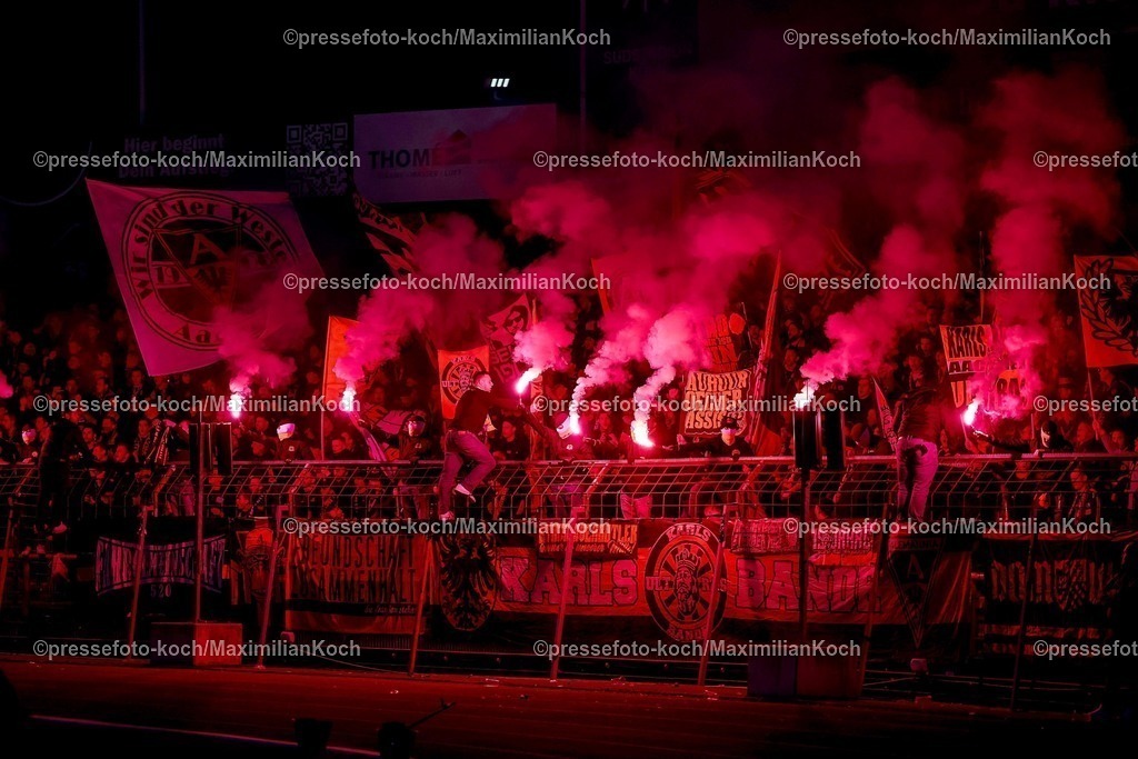 FKo26022601008 | 26.02.2026, Fußball, Landespokal Mittelrhein, SC Fortuna Köln - TSV Alemannia Aachen, Südstadion, Viertelfinale Bitburger-Pokal, Saison 2025 2026: Fans im vollen Gästeblock von Aachen machen Stimmung auf der Tribüne und zünden Bengalisches Feuer Bengalos Pyrotechnik  DFB regulations prohibit any use of photographs as image sequences and or quasi-video.