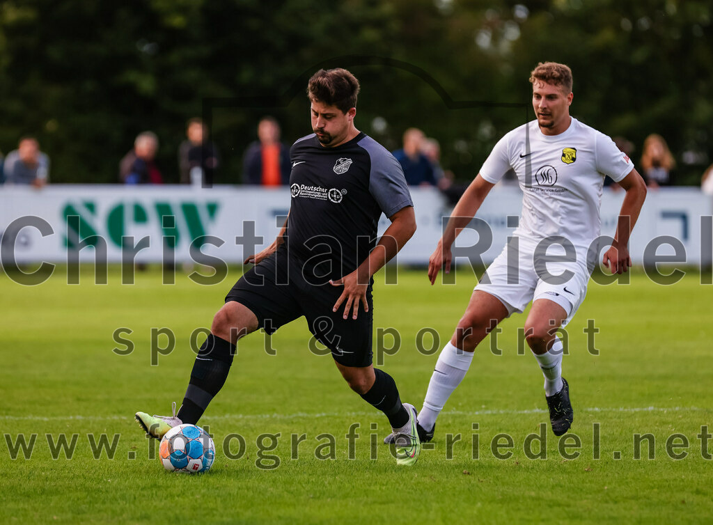 2023-08-08_061_FC_Moosinning_gegen_FC_Langengeisling | Moosinning, Deutschland, 08.08.2023:
Fußball, Bezirksliga Oberbayern Ost 2023 / 2024, 3. Spieltag, FC Moosinning gegen FC Langengeisling, Endergebnis: 0:4

Florian Rupprecht (FC Langengeisling, #39), Luis Haumann (FC Moosinning, #4)

Foto: Christian Riedel / fotografie-riedel.net