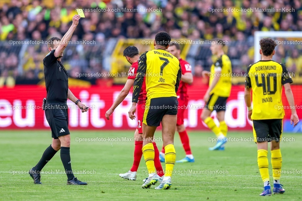 BVB26042601056 | 26.04.2026, Fußball, Borussia Dortmund - SC Freiburg, 1. Fußball Bundesliga, 31. Spieltag, Signal Iduna Park, Saison 2025 2026: Gelbe Karte für Jobe Bellingham&nbsp;(BVB #07)  DFB regulations prohibit any use of photographs as image sequences and or quasi-video.