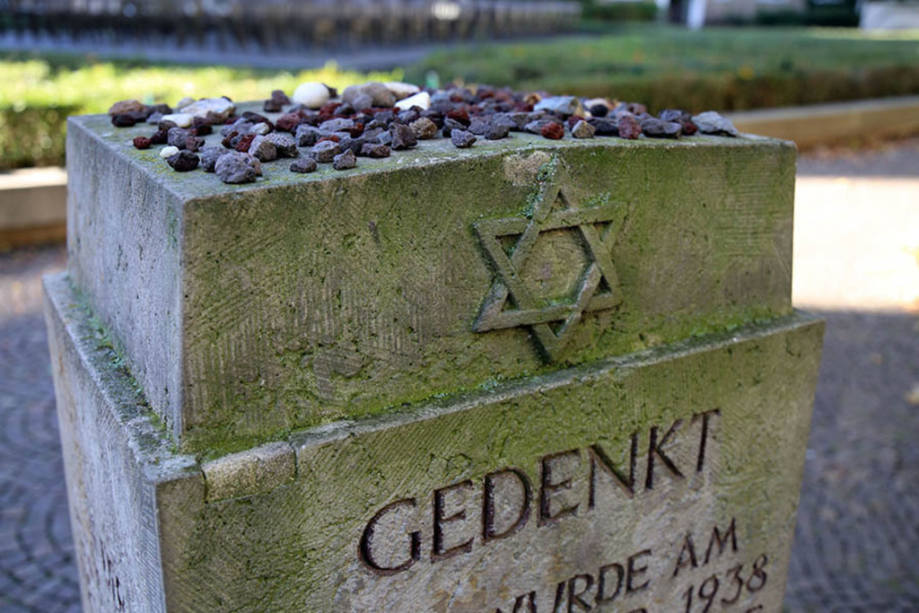 Foto: Leipzig - Synagogendenkmal - Gedenkstein | Das Team hinter BILDLEXIKON LEIPZIG bündelt historische wie aktuelle Informationen über die Stadt Leipzig in Text und Bild auf einer Plattform und stellt diese der interessierten Öffentlichkeit zur Verfügung.