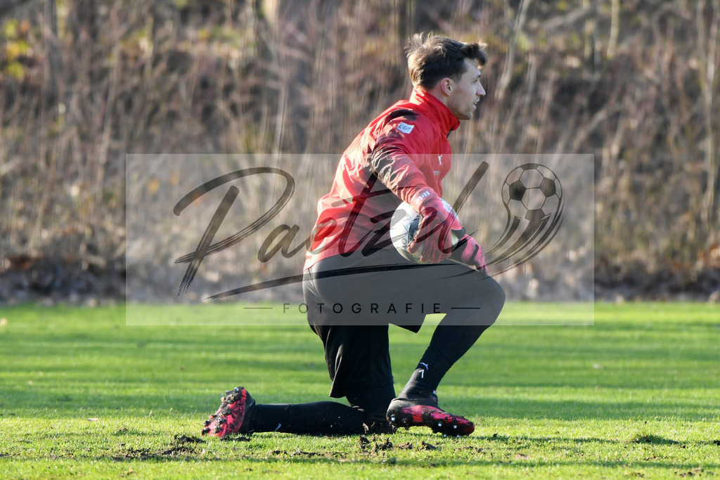 20200207_TRAOSN_0084 | Fußball, Herren: Torhueter Nils Koerber (VfL Osnabrueck) schaut waehrend der Trainingseinheit des VfL Osnabrueck im Sportpark Illoshoehe am 07.02.2020 in Osnabrueck, Deutschland. - Realisiert mit Pictrs.com