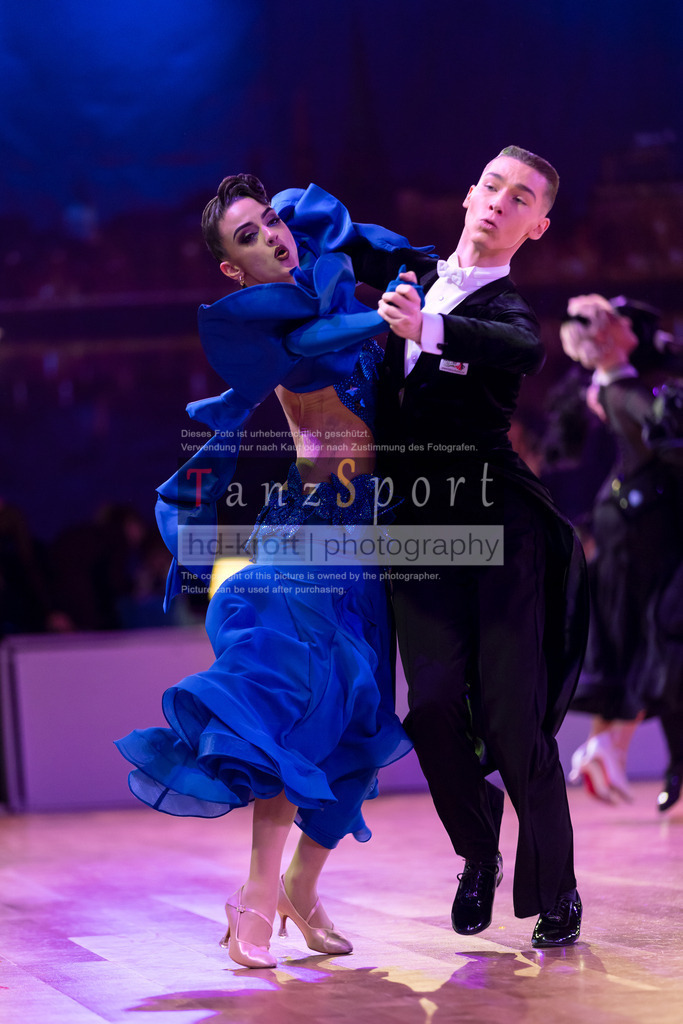 20241215_WDSF_Int_Open_Std-Riga-9057 | Tanzsportbilder, Standardtanz, Lateintanz, WDSF, DTV, LTVB, dancecomp, goc, hessen tanzt, blaues band der spree, walzer, tango, wiener walzer, slowfox, quickstepp, samba, rumba, cha-cha-cha, paso doble. jive, hd-kroft photography, turniertanzsport