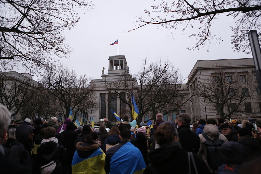 Berlin:  Panzerwrack aus der Ukraine vor der russischen Botschaft als Mahnmal gegen den Krieg | Deutschland, Berlin, 24.02.2023. Demonstranten vor  der russischen Botschaft in Berlin-Mitte, mit dem am Jahrestag des russischen Angriffs auf die Ukraine erinnert werden soll. Der zerstörte Panzer vom Typ T-72 soll einige Tage lang vor dem Gebäude Unter den Linden als Mahnmal gegen den Krieg stehen.