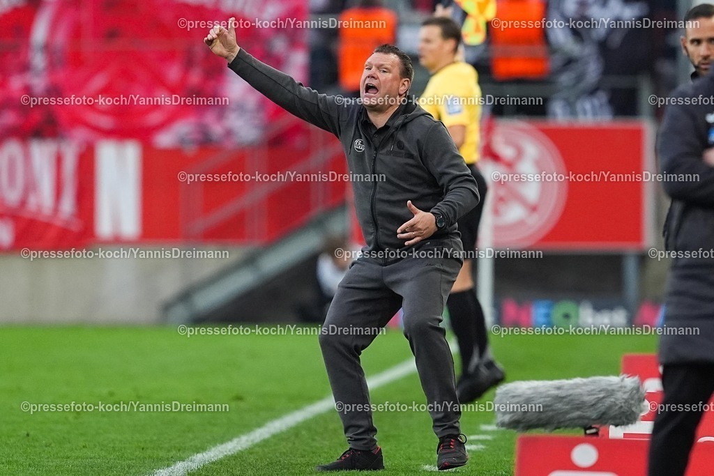 xYDRx18102501211 | 18.10.2025, xydrx, Fußball, 3.Liga, Rot-Weiss Essen - FC Viktoria Köln, Saison 2025 2026, Stadion an der Hafenstraße: Uwe Koschinat (Cheftrainer Rot-Weiss Essen) gestikulierend   DFB regulations prohibit any use of photographs as image sequences and or quasi-video.