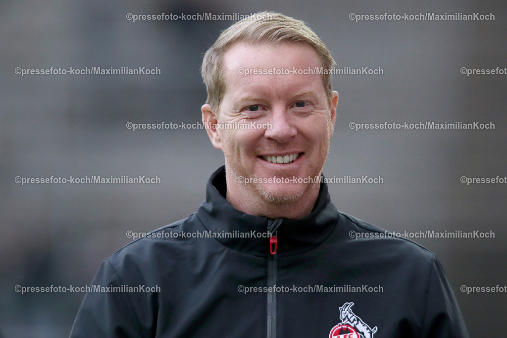 RWE06012402077 | 06.01.2024, Essen, Fußball, Herren, Stadion an der Hafenstraße, Testspiel, Rot-Weiss Essen – 1. FC Köln:  Der neue Cheftrainer Timo Schultz (1.FC Köln) lachend bei seinem ersten Spiel für den Kölner FC. 
DFB regulations prohibit any use of photographs as image sequences and or quasi-video.