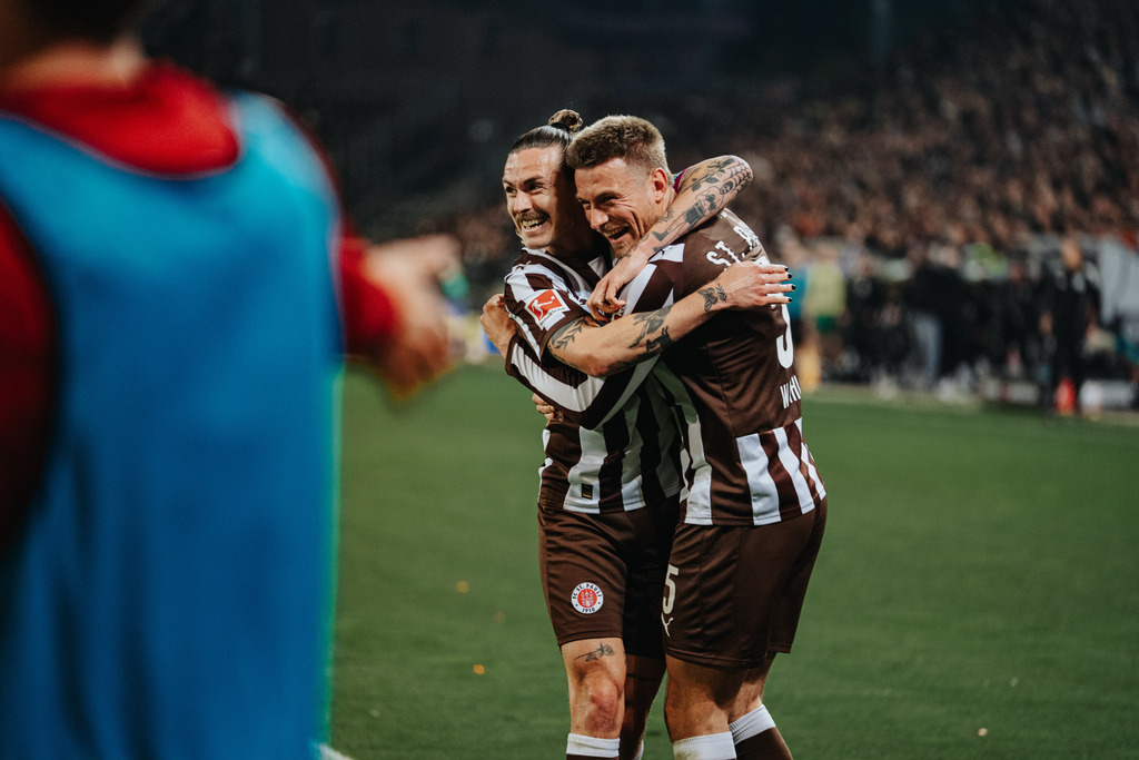 FCS02490 | Der offizielle Shop für FC St. Pauli Fotos. Wähle aus Spielszenen & Fanmomenten dein FCSP Wunschformat. Wir liefern Millerntor-Atmosphäre.