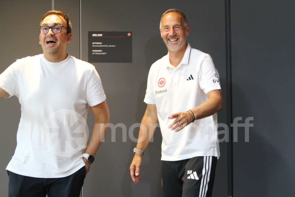 Bartosz Niedzwiedzki (Eintracht Pressesprecher) + Eintracht Trainer Adi Hütter | Online-Shop | monipfaff.de - Realisiert mit Pictrs.com