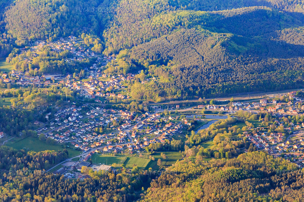 Vue aérienne: Vue d'une ville des Vosges du Nord depuis le sud à Wingen-sur-Moder dans le département Bas Rhin, France. Photo: IMG_145833.jpg prise le 30/04/2025 par Werner Riehm/FLY-FOTO.euRésolution de l'original: 5472 x 3648 px