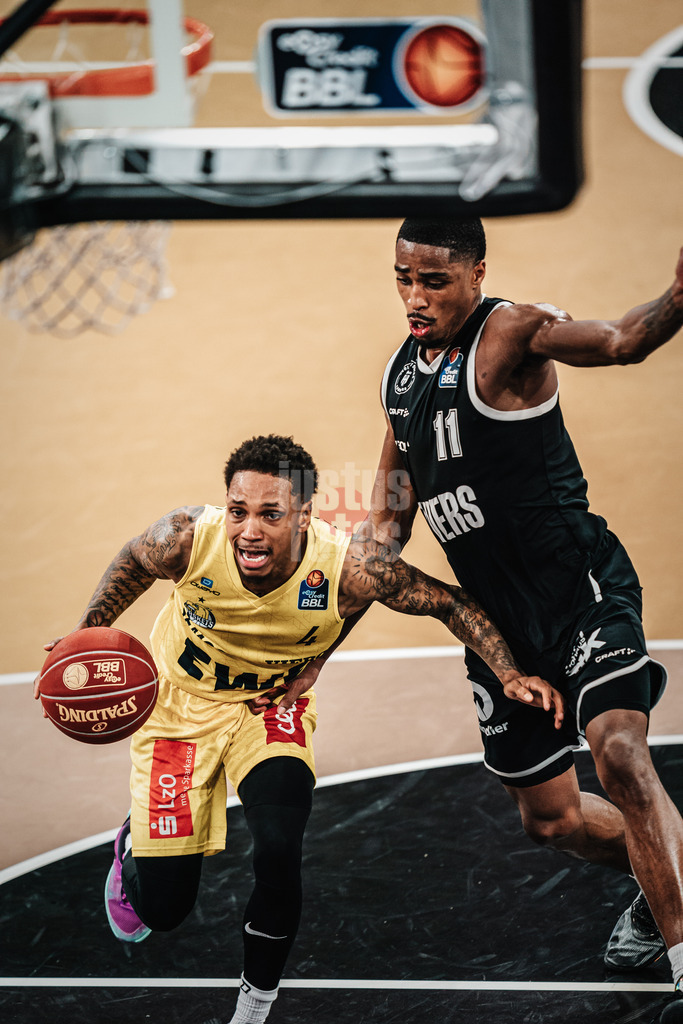 Basketball | Männer | Saison 2023/2024 | easyCredit Basketball Bundesliga | Veolia Towers Hamburg vs. EWE Baskets Oldenburg | 20.01.2024 | v.l. DeWayne Russell (#4, EWE Baskets Oldenburg) und William Christmas (#11, Veolia Towers Hamburg)